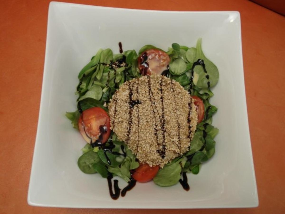Gratinierter Sesam-Ziegenkäse an Rapunzel mit Honig-Senf-Vinaigrette