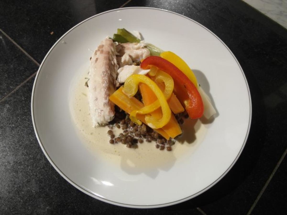 Doraden Filet in Weißwein-Knoblauchsoße auf Gemüsebett