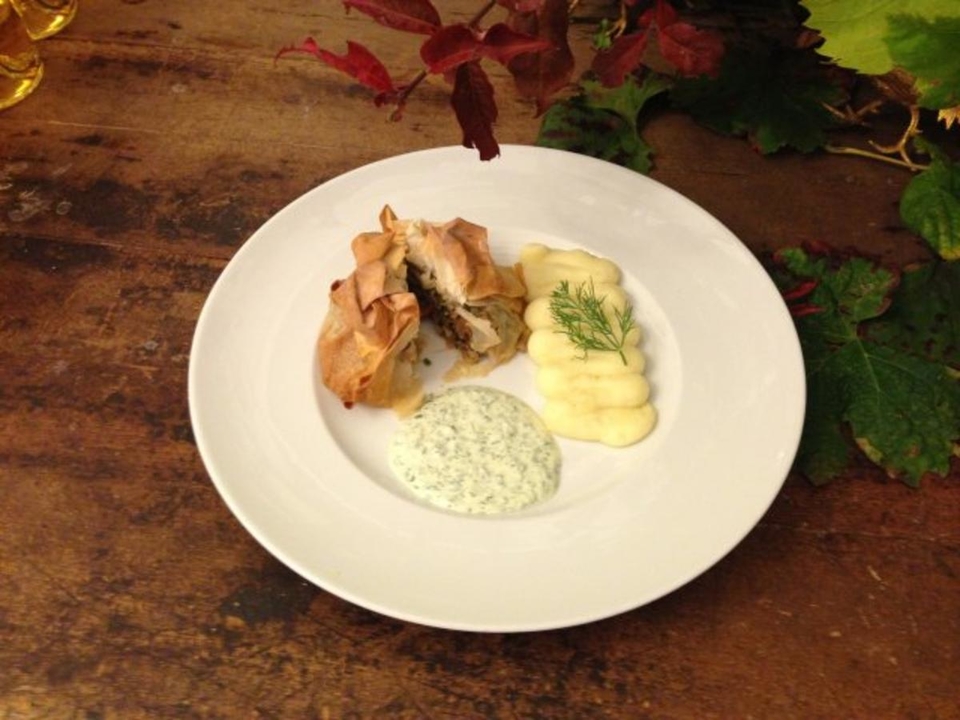 Bratwurststrudel mit Kartoffelstambes