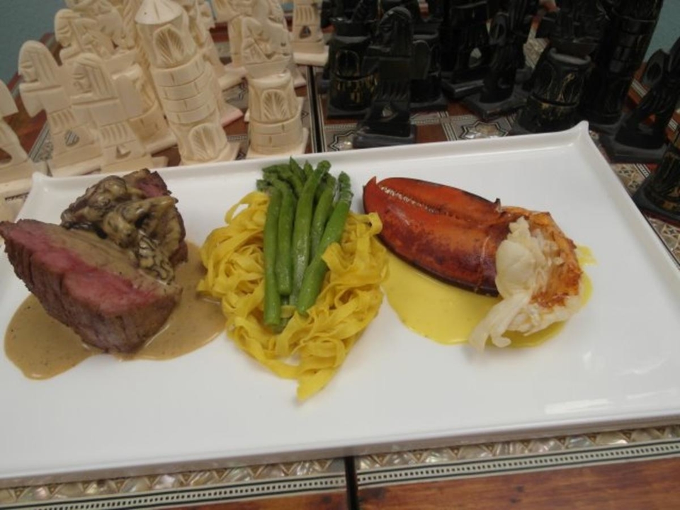 Duett von Kalbsfilet auf Morchel-Trüffelschaum und Hummer auf Safranschaum & Tagliatelle
