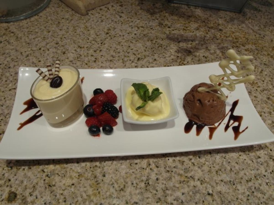 Zweierlei Mousse an Beerenauswahl mit Mangosorbet