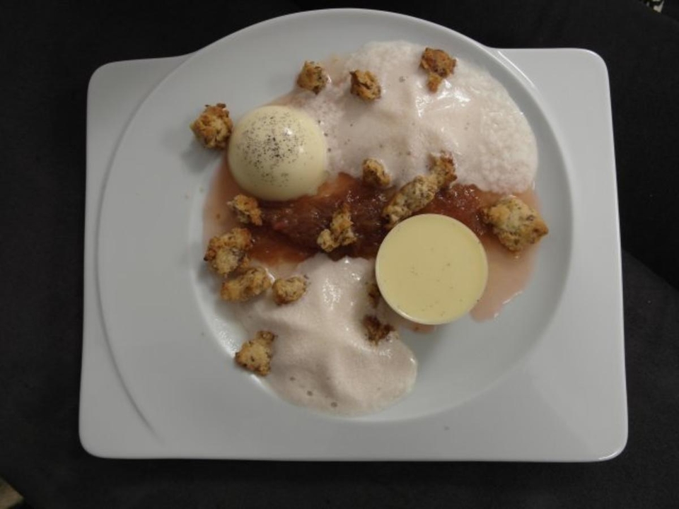 Vanille Panna Cotta mit Zweierlei vom Rhabarber und Haselnuss-Crumble
