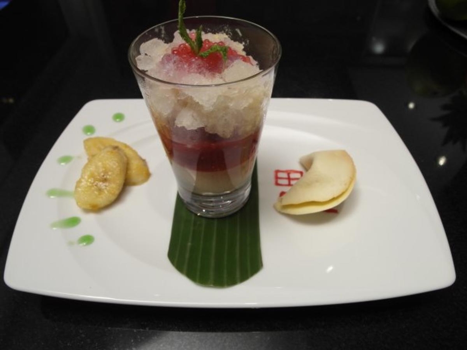 Litschigranité vermischt mit Tapiokaperlen und Ingwer auf Agar Agar und Himbeermus