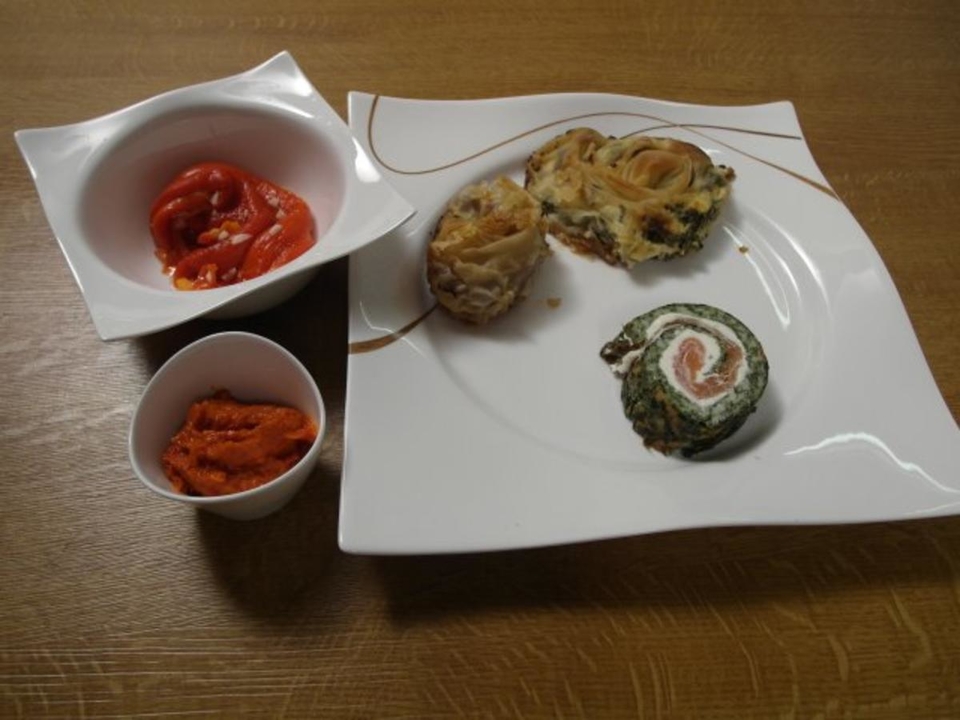 Traditionelle Pita mit Paprika-Salat und kleiner Lachsrolle