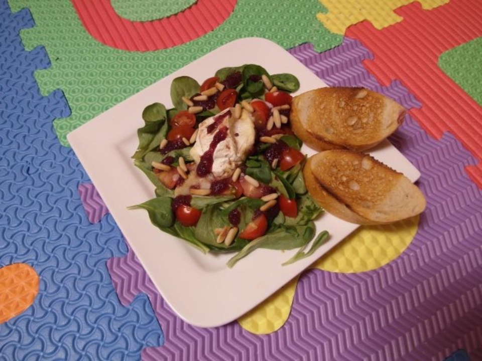 Gegrillte Ziegenkäsetaler auf Salat mit herbem Fruchtdressing
