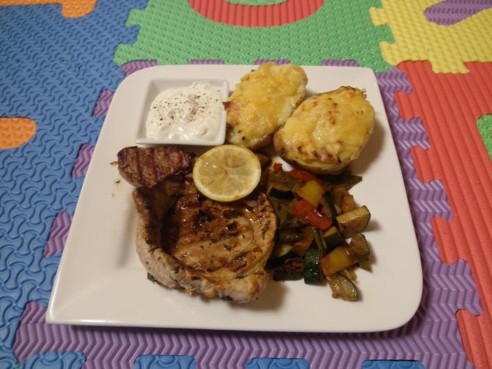Gegrilltes Schweinefleisch in Zitronen-Minz-Marinade, dazu Ofenkartoffeln mit Sauerrahm