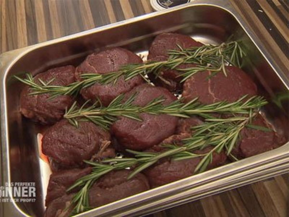 Gebratenes Rinderfilet mit Sandwich von der getrüffelten Entenleberpastete und Violettes