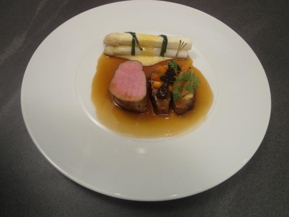 Filet und Schulterscherzel vom Kalb, Fichtennadel-Hollandaise, Spargel und Perlzwiebel