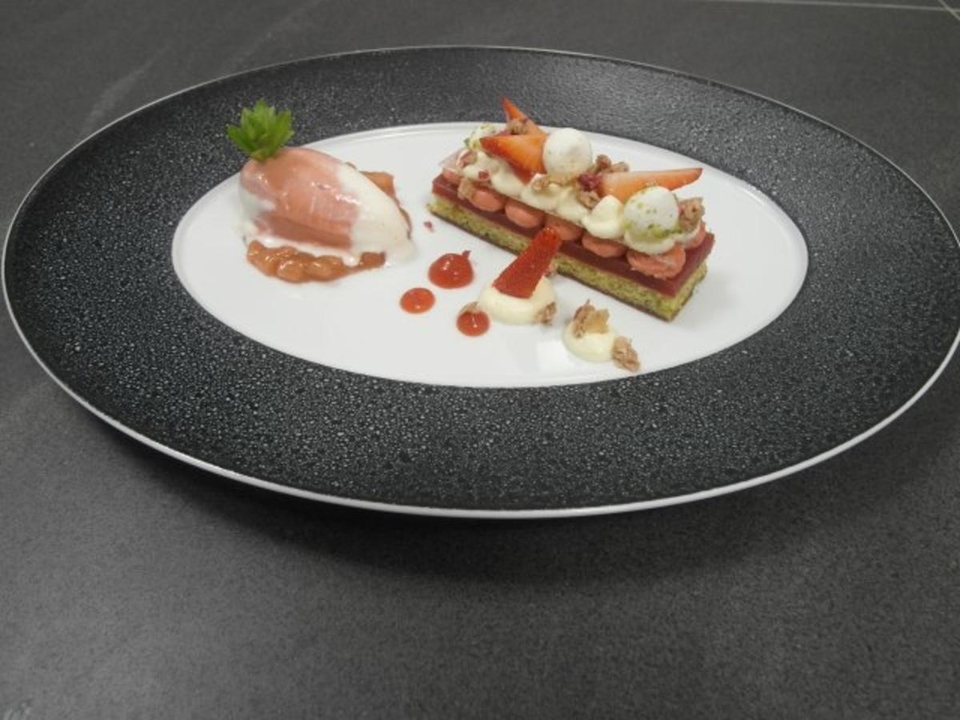Inspiration von Rhabarber und Erdbeere mit Sauerrahmeis