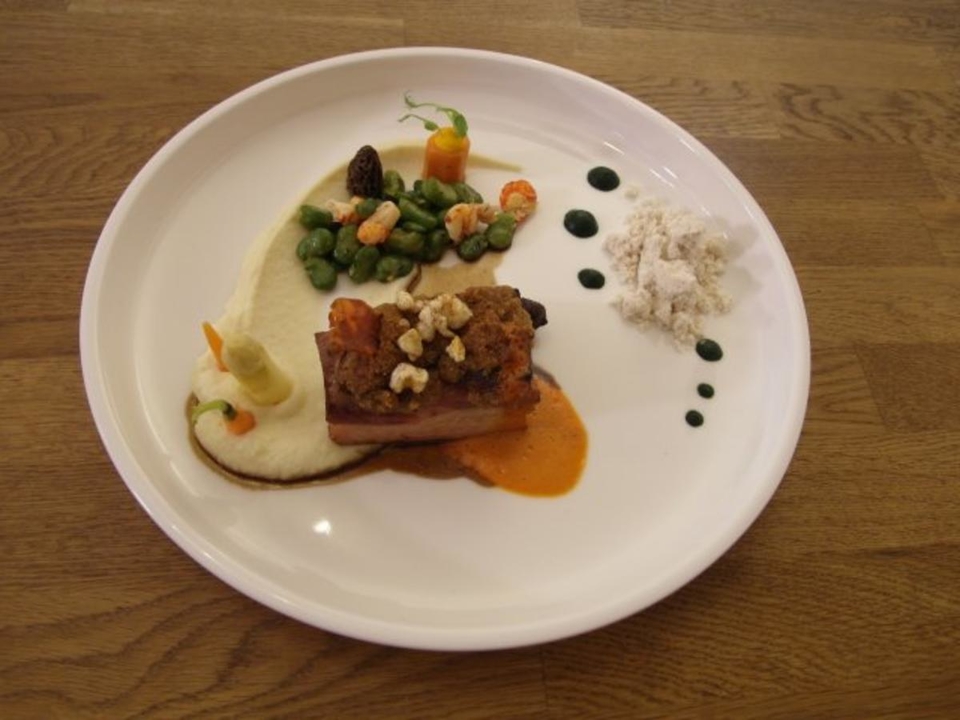 Schweinebauch unter der Kümmelkruste, Schweinebäckchen mit Selleriepüree und dicke Bohnen