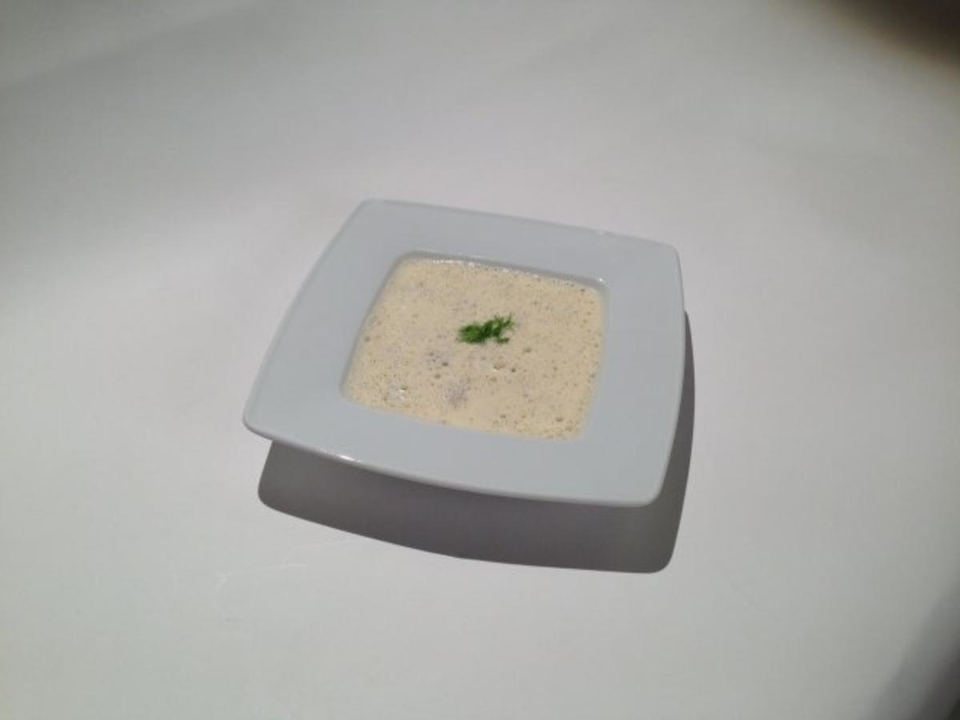 Geschäumte Consommé vom Sauren Zipfel auf Fencheleinlage