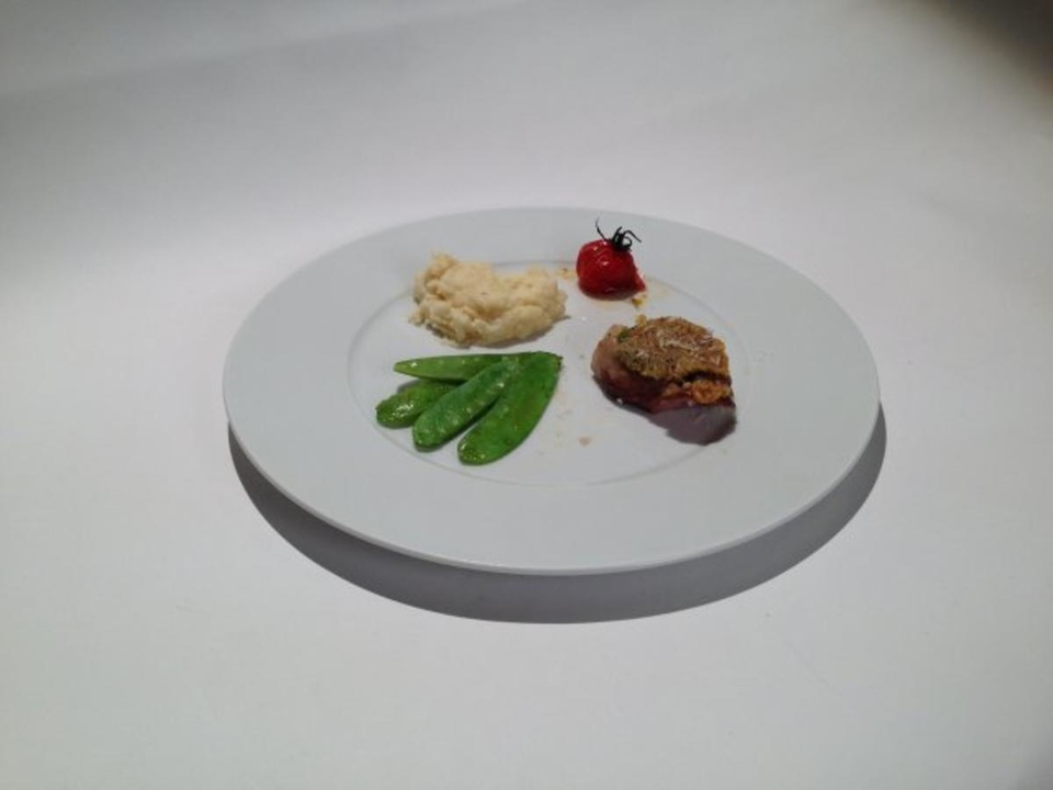 Milchkalb aus der Lombardei mit Pesto-Parmesan-Kruste, Zuckerschotten, Selleriepüree