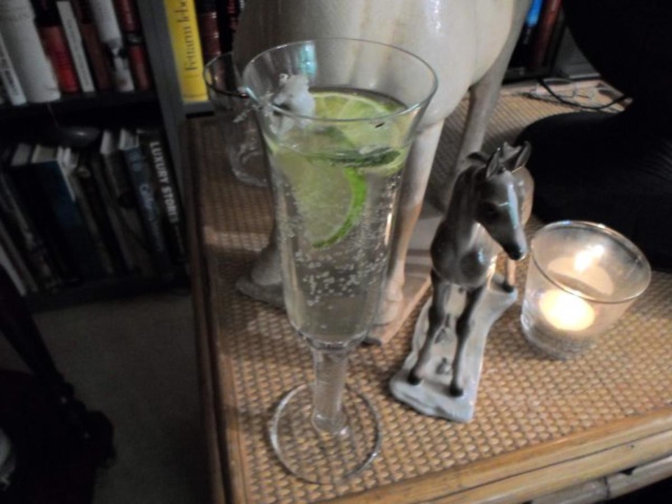 Cocktail vom Holunderblütensirup