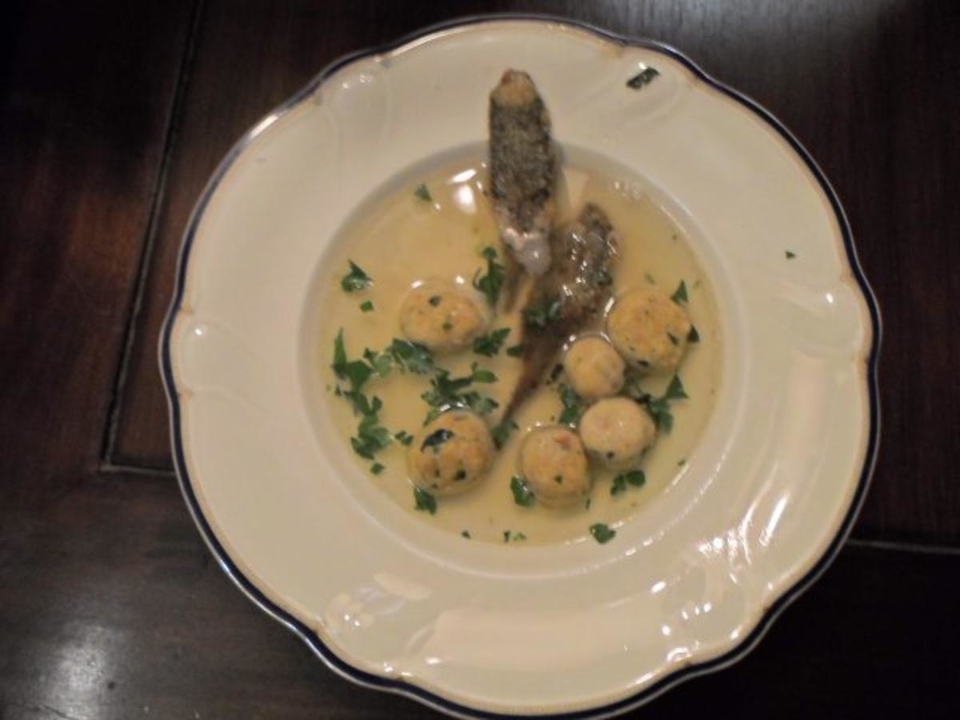 Löwenzahnblätter im Teig ausgebacken an Französischer Geflügelbouillon mit Markklöschen