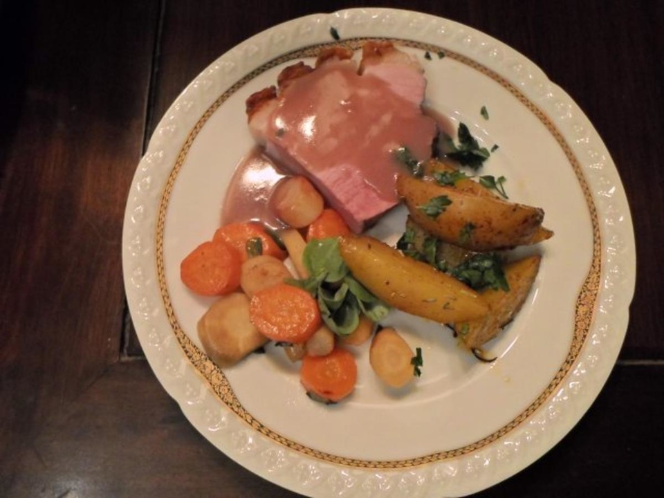Krosser Schinken mit Kartoffeln am buttergeschwenkten Wurzelgemüse und Kresse
