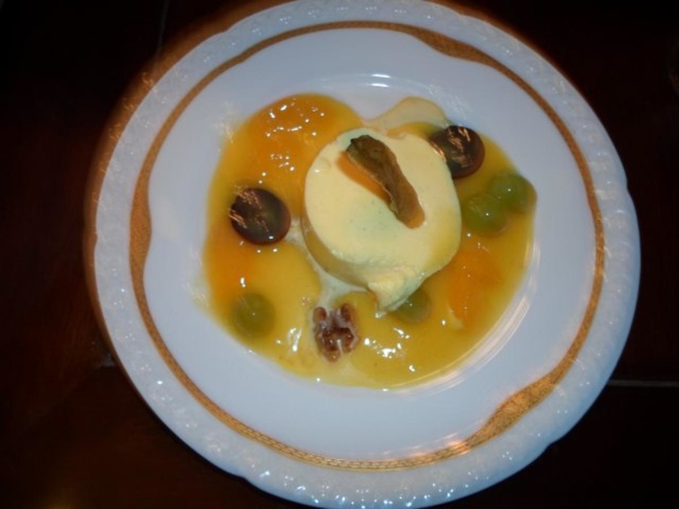 Bayerische Creme mit Orangen-Trauben-Ragout