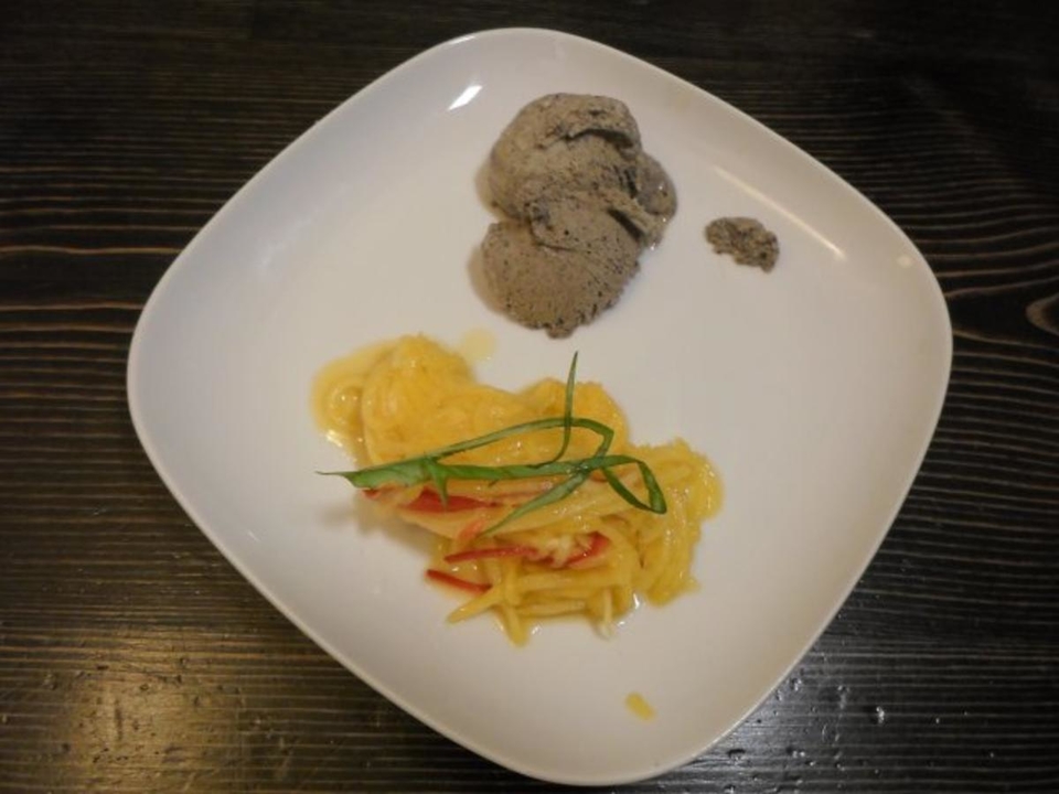 Schwarzes Sesameis auf warmem Mango-Chili-Salat
