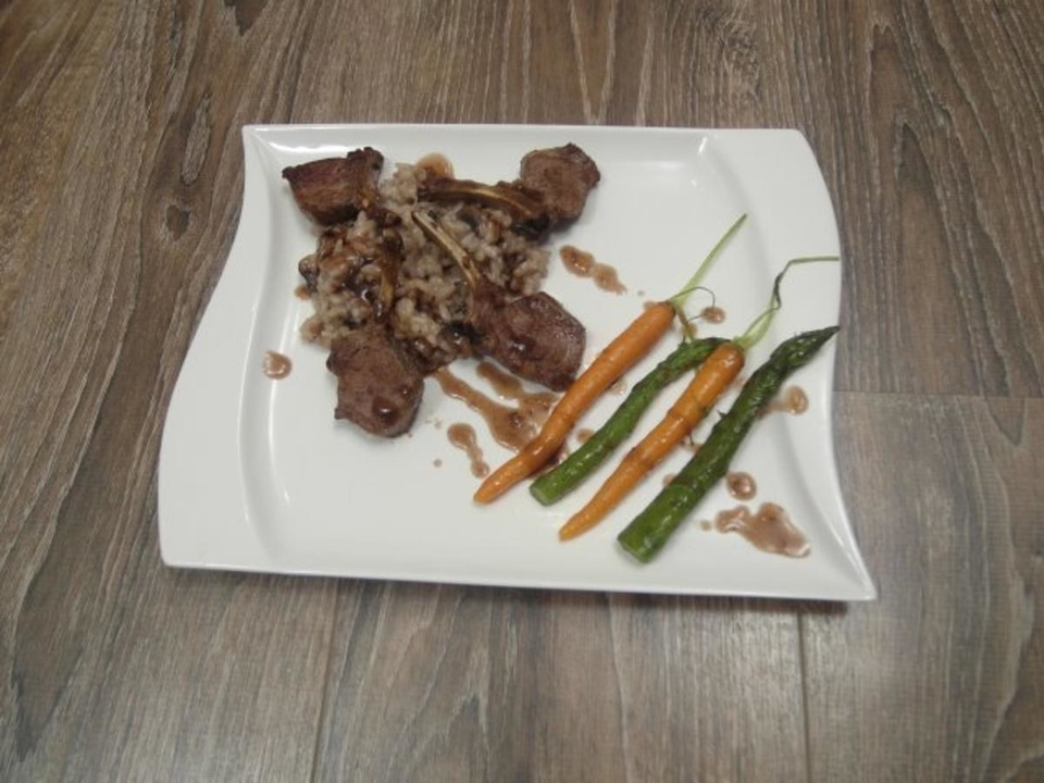 Lammkaree an Cognac Sauce auf Pilzrisotto und Gemüseallerelei