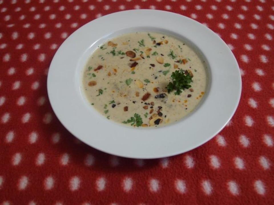 Mandelcremesüppchen mit gebratener Chorizo-Dattel-Mischung