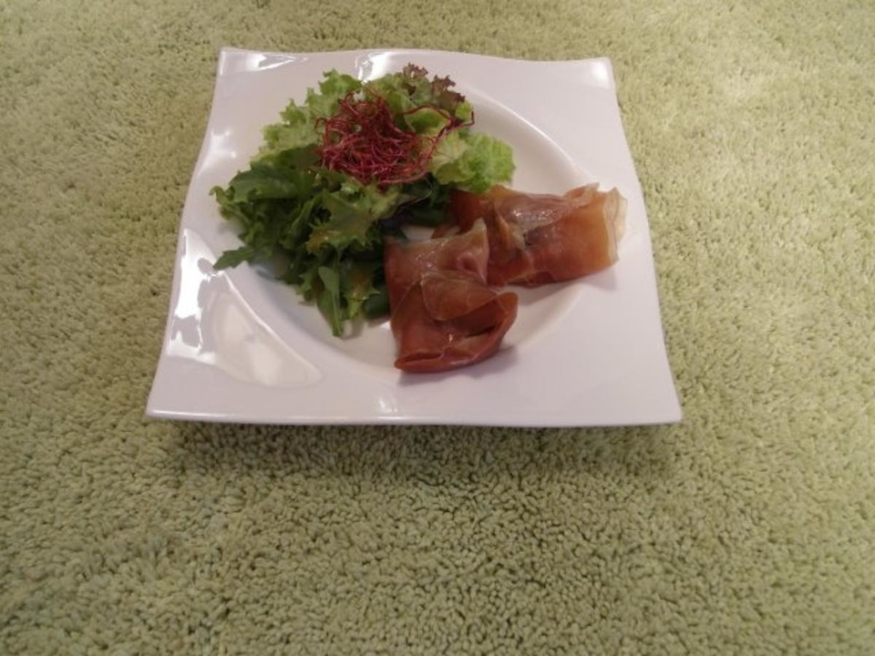 Feigen mit Ziegenkäse im gebackenen Serranoschinkenmantel, an Variation von Blattsalaten