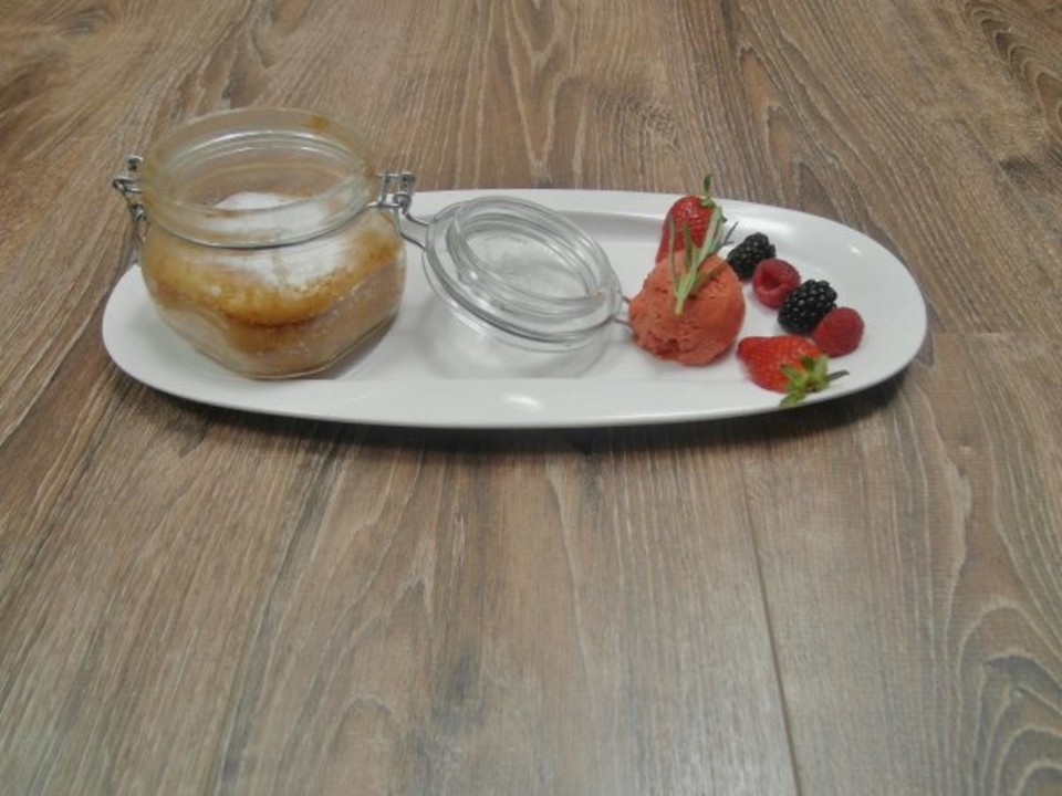 Apfel-Kefir Küchlein an Erdbeer-Rosmarin-Sorbet