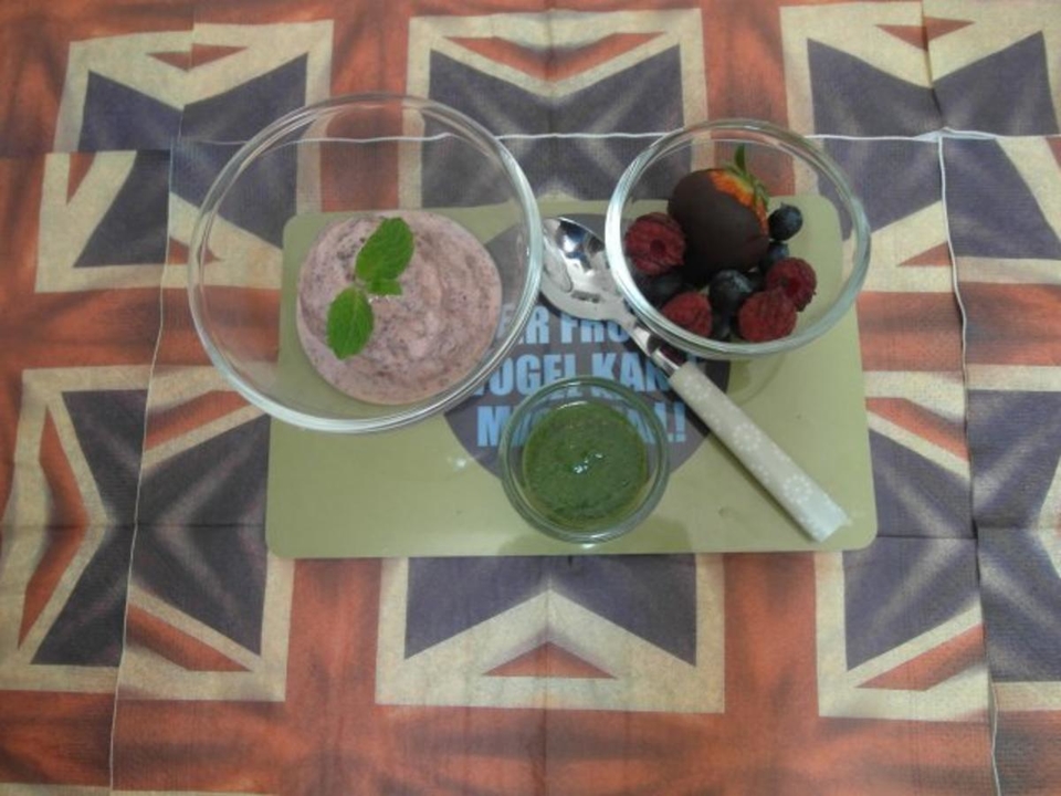 Frozen Choc-Strawberry-Yoghurt mit Minzpesto-Topping