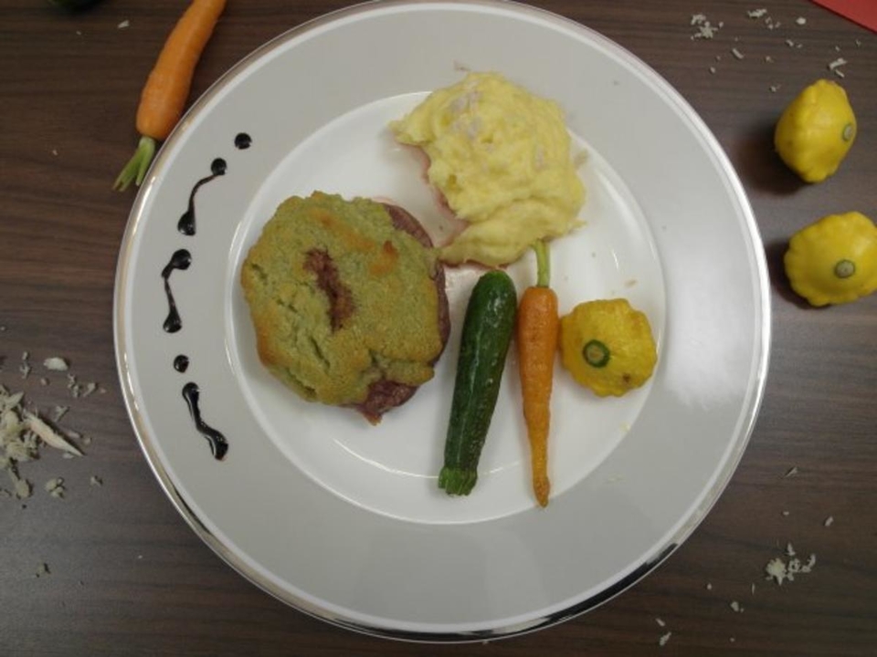 Rinderfilet mit Parmesan-Macadamia-Kruste an Kartoffel-Meerrettich-Püree und Minigemüse