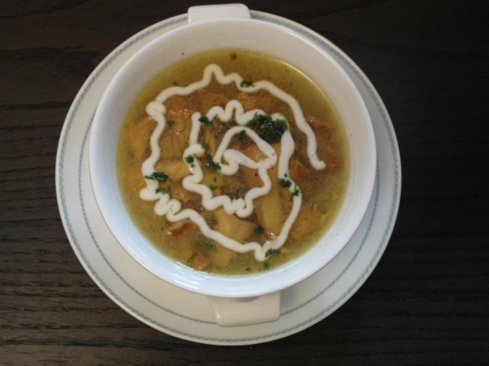 Pfifferlingsuppe mit Parmesankäsenudeln