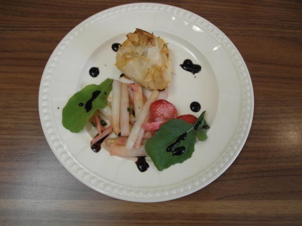 Spargelsalat mit einer Radieschen-Vinaigrette und Graved Lachs im Päckchen