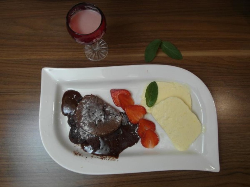 Schokoküchlein mit flüssigem Kern, Erdbeeren und Vanilleparfait & Erdbeer-Sahne-Likör