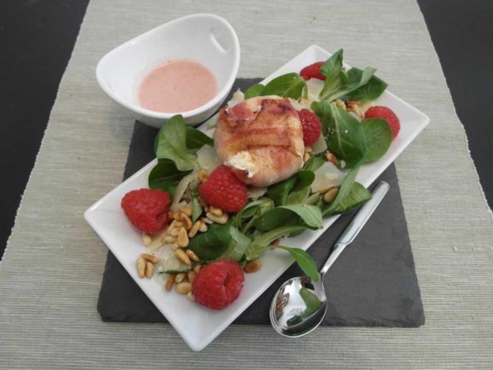 Ziegenkäse im Speckmantel auf Feldsalat-Himbeere-Parmesan mit Pinienkernen & Vinaigrette