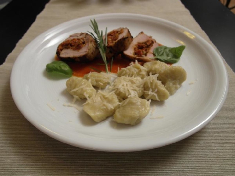 Gefülltes Schweinefilet mediterran auf  Tomatenspiegel an Kartoffel Gnocchi