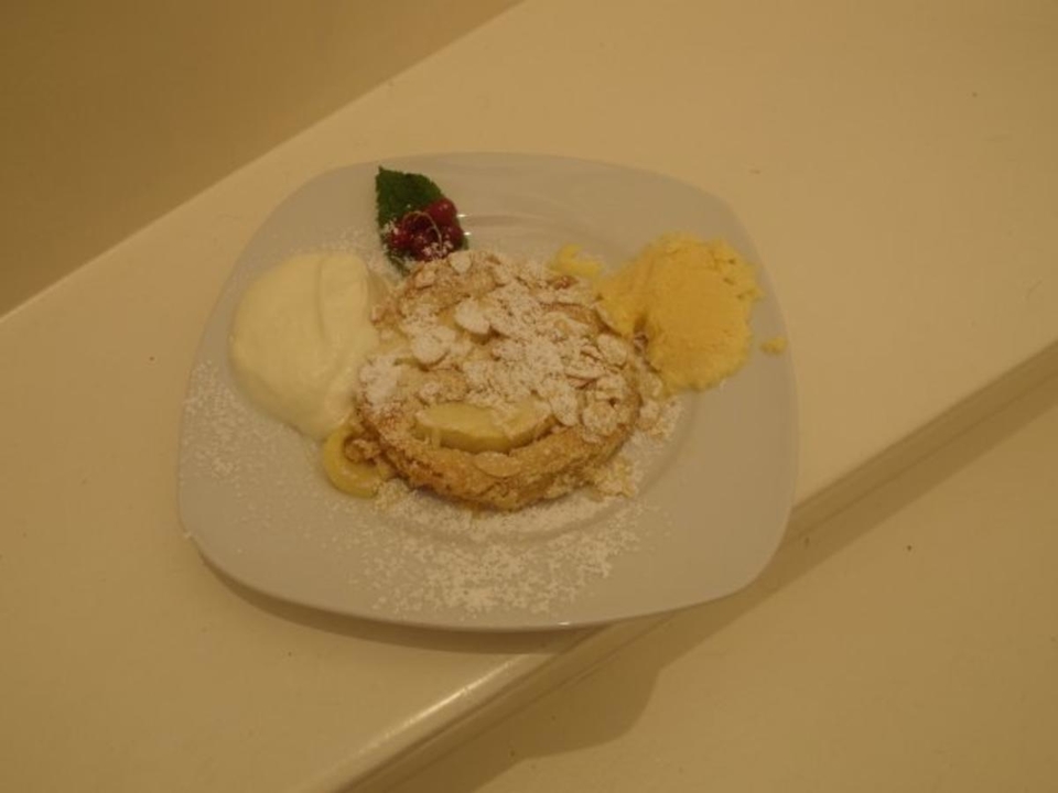Warme Appelstaat mit Eis und Sahne