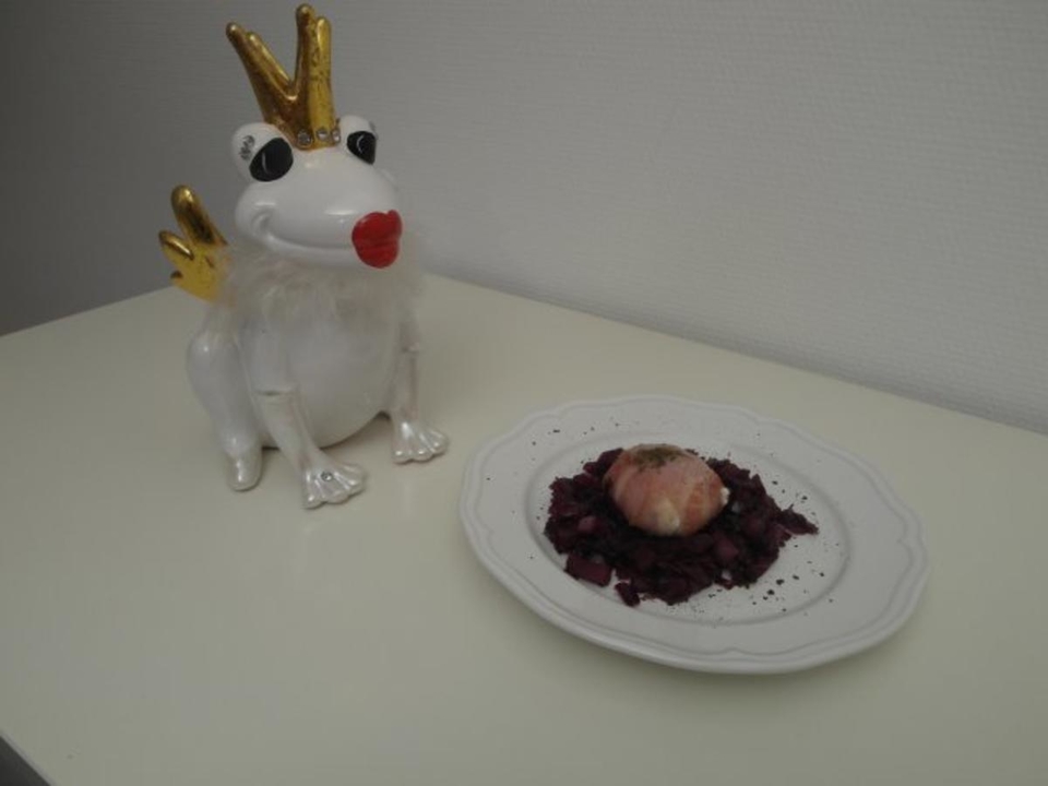 Rotes Musikmousse unter gespeckter Ziege