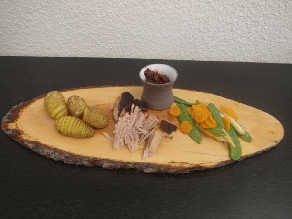Pulled Pork mit Fächerkartoffeln, Frühlingsgemüse und selbstgemachter BBQ Sauce