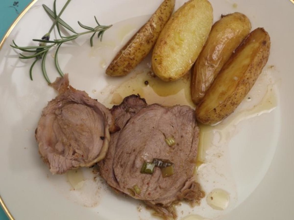 Lammkeule mit Lavendel, Oliven und Rosmarinkartoffeln