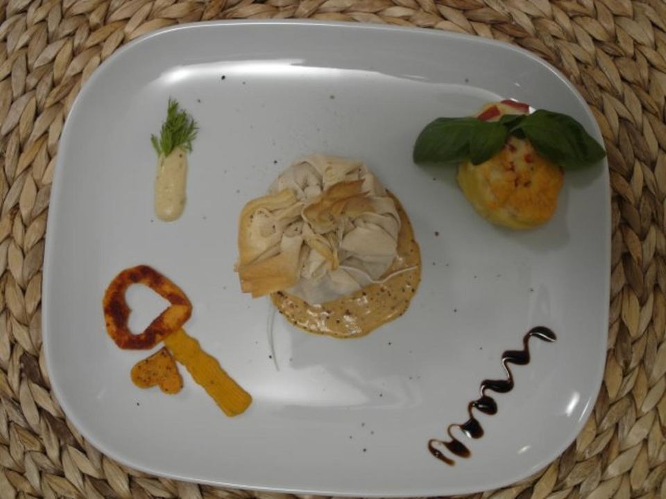 Kartoffelgratin mit Sojahack in Filoteig an brauner Soße, dreierlei Süßkartoffeln