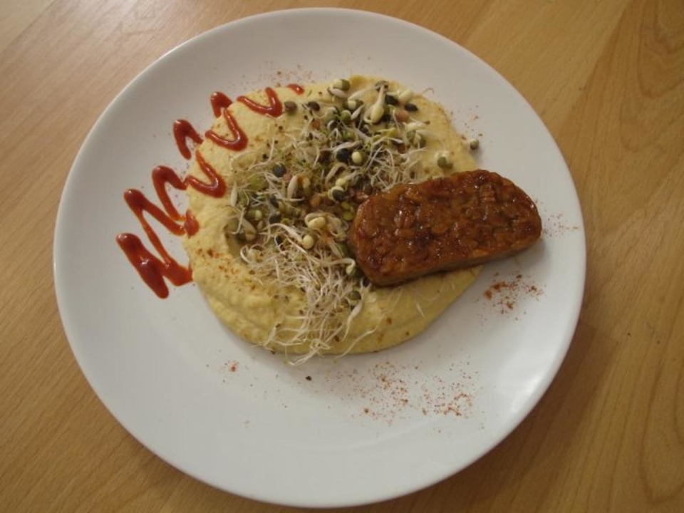 Hummus Salat – Knusprige Tempeh auf einem Sprossenbett an hausgemachtem Hummus