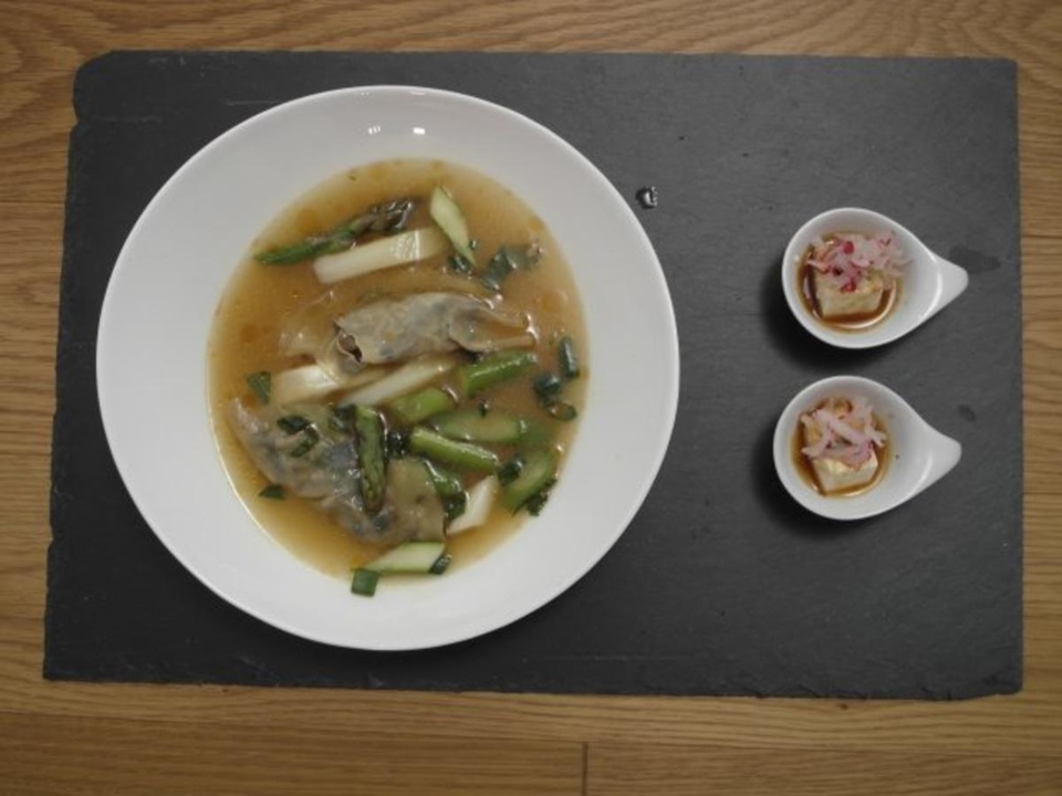 Würzige Gemüsebrühe mit Spargel und Shiitakepilz-Wan Tan, Seidentofu Petit Fours (China)