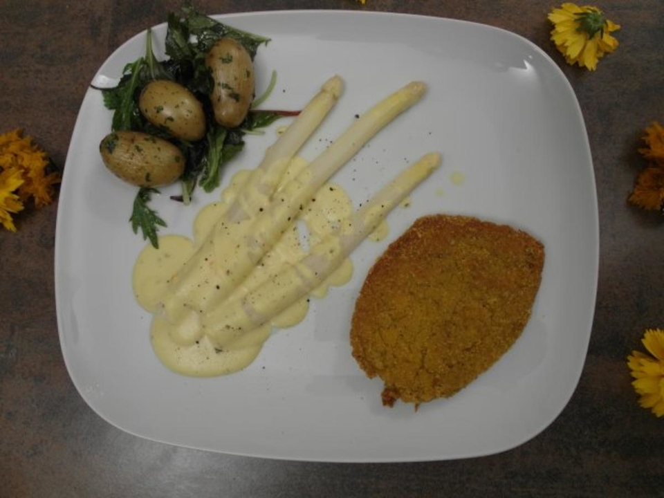 Kichererbsenschnitzel mit weißem Spargel, Sauce Hollandaise und Kartoffeln im Kräuterbett