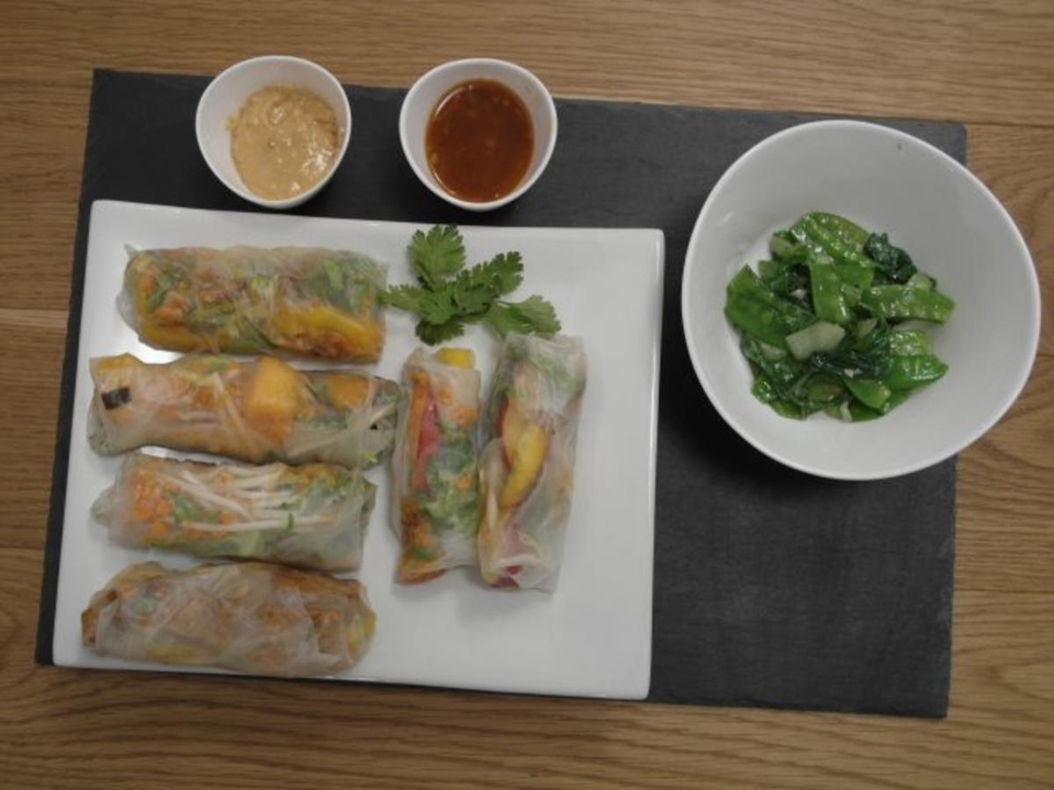 Variation von der Sommerrolle, Erdnuss- und süß-saure Chili-Sauce & Zuckerschoten-Pak Choi
