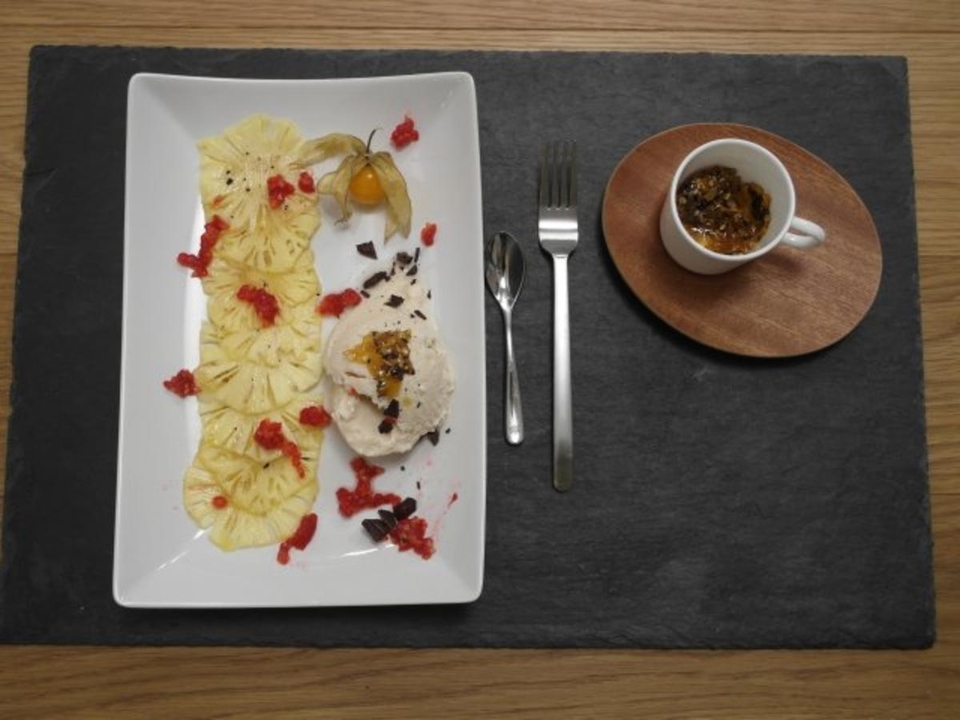 Kokos-Eis auf Ananas-Carpaccio, Vanille-Limetten-Dressing & Sesam-Reis-Krokant (Thailand)