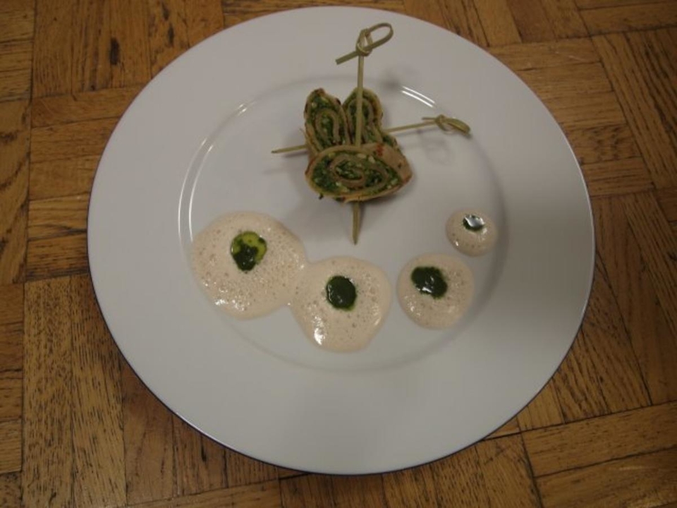 Mit Bärlauch-Pesto gefüllte Pfannkuchenschnecken auf Walnussschaum