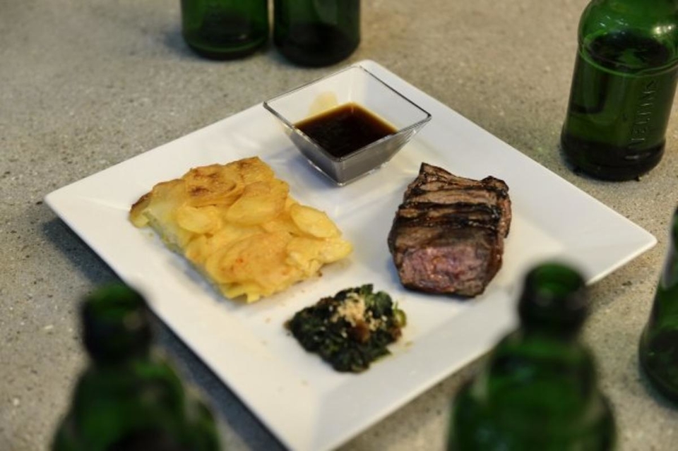 Männerfleisch mit Männersoße und Anstandsdeko  Glaciertes Rinderfilet (Jan Leyk)