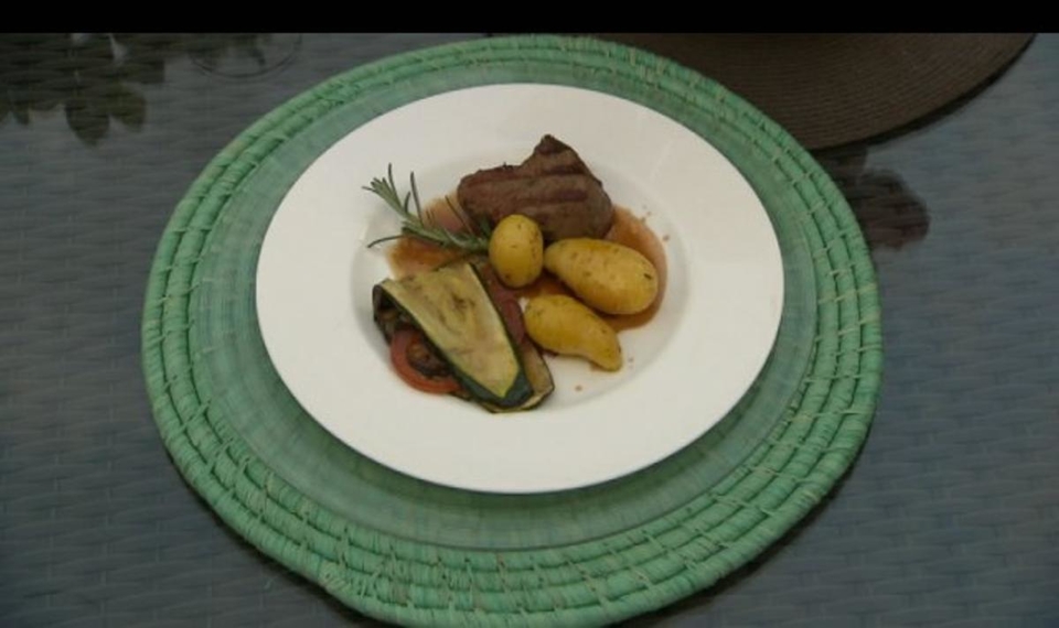 Marinierte Rinderfiletsteaks mit Grillgemüse und Schwenkkartoffeln