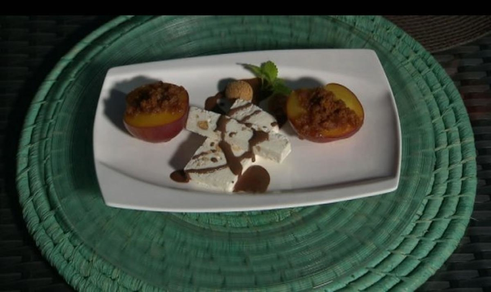 Gegrillte Nektarine mit Mandeleiscreme