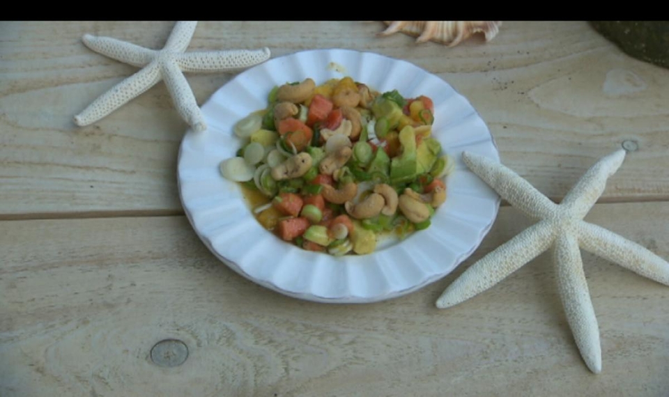 Papaya-Kräutersalat mit Cashewnüssen