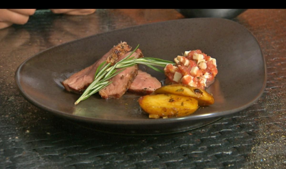 Presa mit Manchego-Tomaten-Sauce und Rosmarinkartoffeln