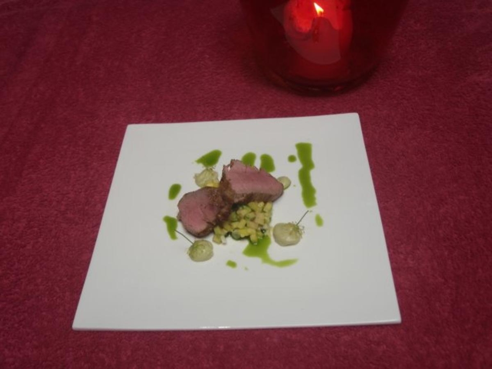 Kalbsfilet mit Anislack an Avocado-Ananas-Salsa mit Avocadocreme und Basilikumöl