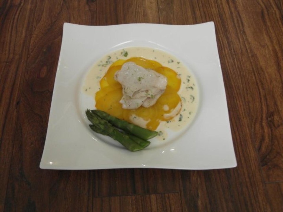 Gebratener Steinbutt auf Carpaccio von gelber Beete mit Limettenschaum und Kerbelrahmsoße